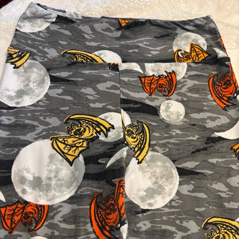 LuLaRoe Leggings One Size Gray Camo Orange Bats White Moons Halloween Goth - Picture 3 of 13